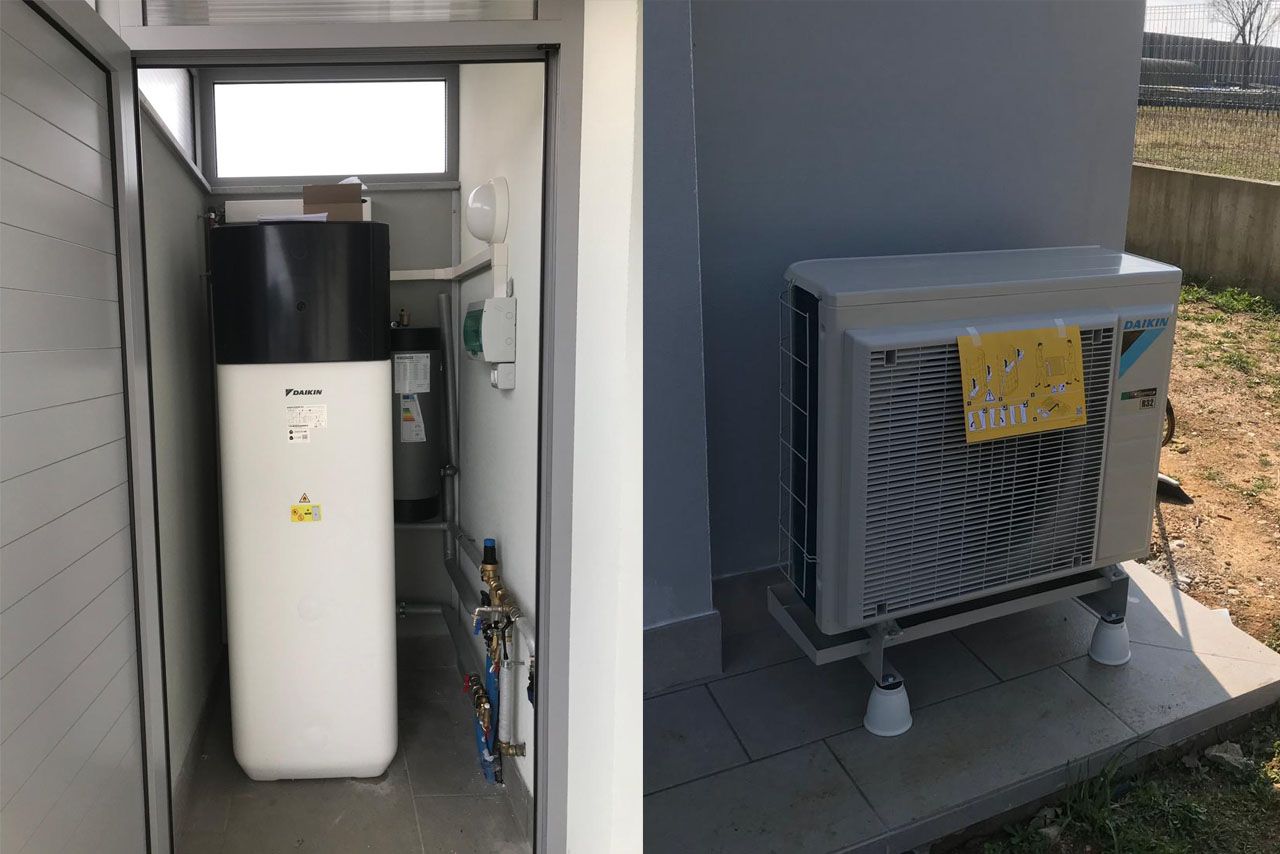 Un condizionatore d'aria è montato sul lato di un edificio.