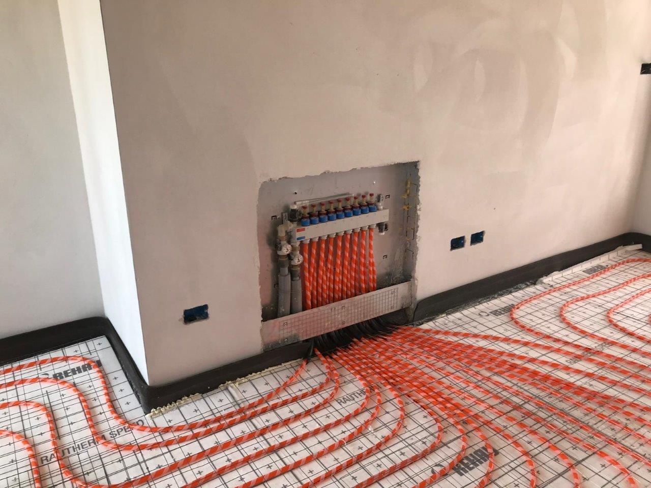 Una scatola da cui escono un sacco di fili.