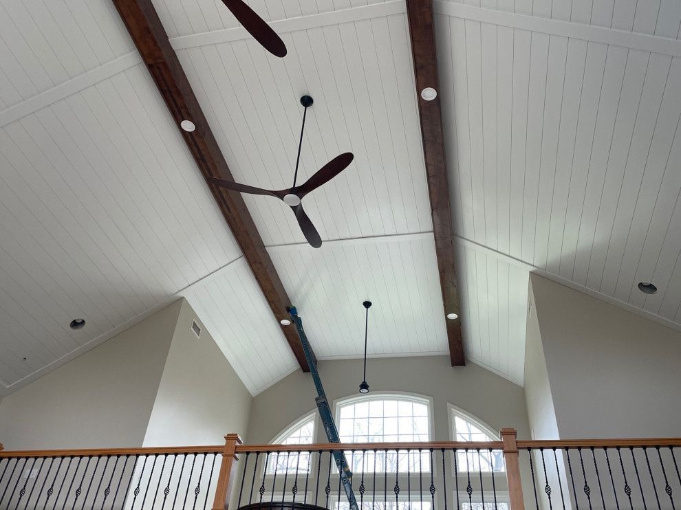 A ceiling fan is hanging from the ceiling of a room