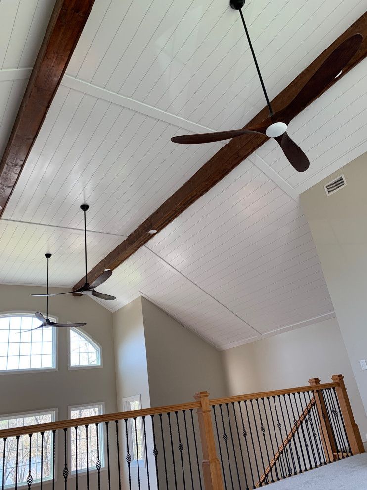 A ceiling fan is hanging from the ceiling of a room.