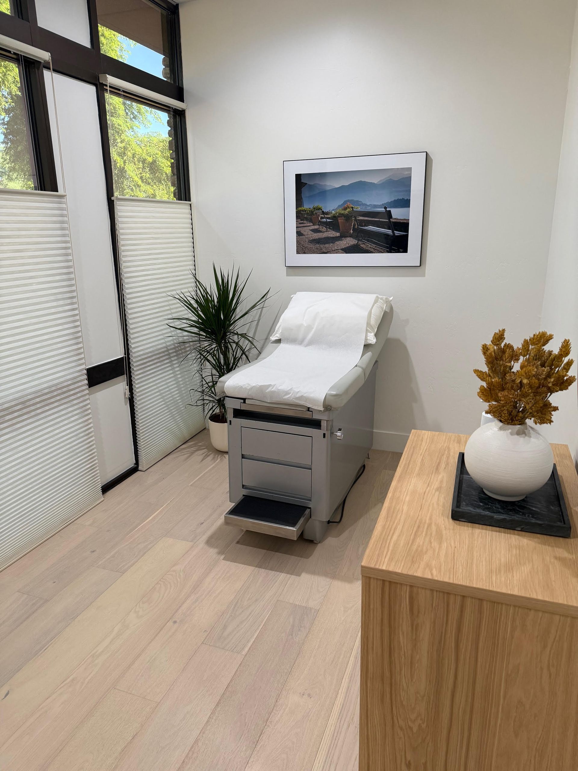 Modern exam room at Dr. Sheridan James’s Scottsdale concierge internal medicine office