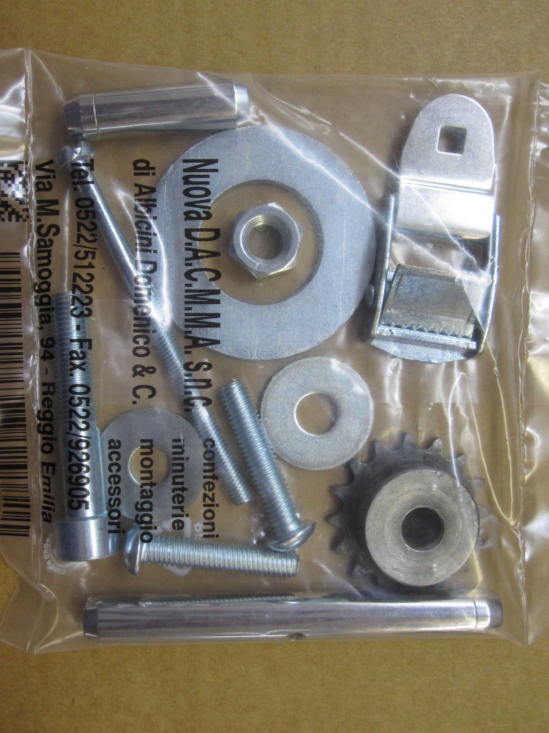 Sacchetto di minuteria metallica assortita. Sulla busta c'è scritto 