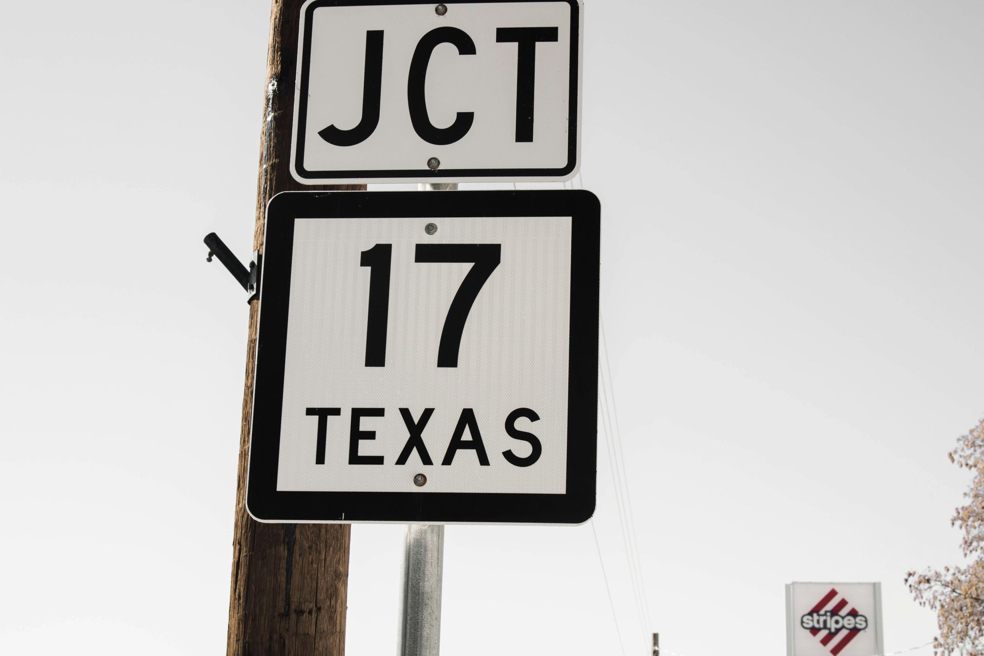 A sign that says jct 17 texas on it