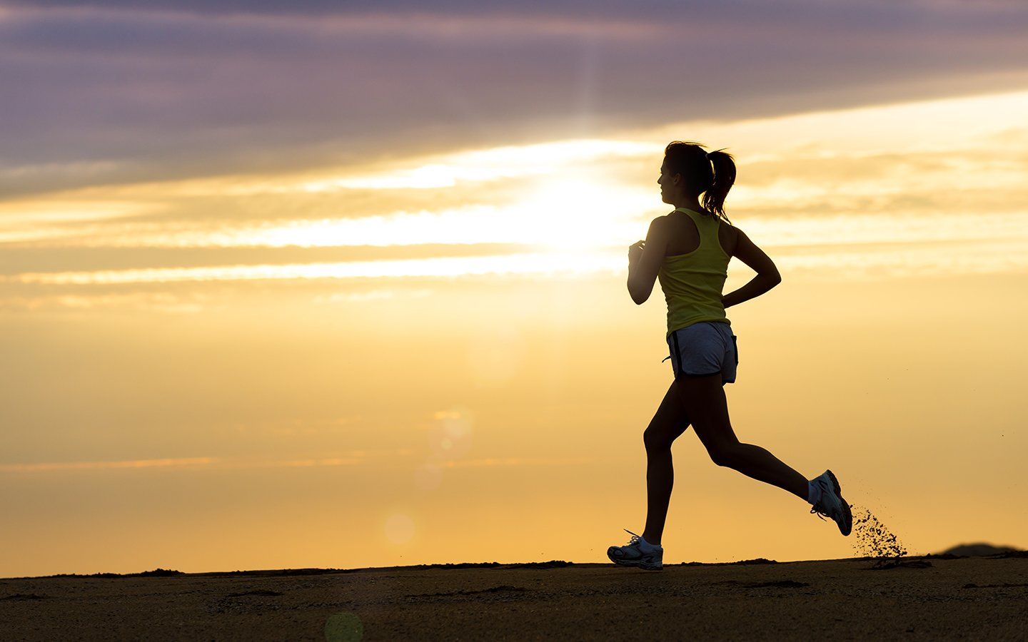 una ragazza che corre al tramonto