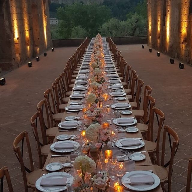 Tavolata allestita con fiori