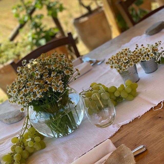 Tavola con vasi di fiori