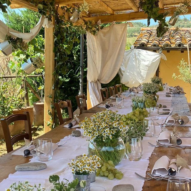 Tavola cerimonia allestita con fiori