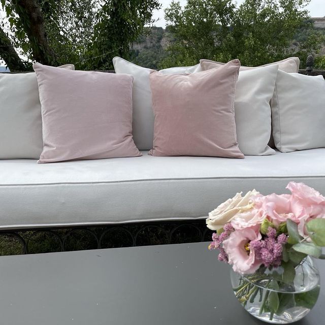 Vaso di fiori rosa e bianchi