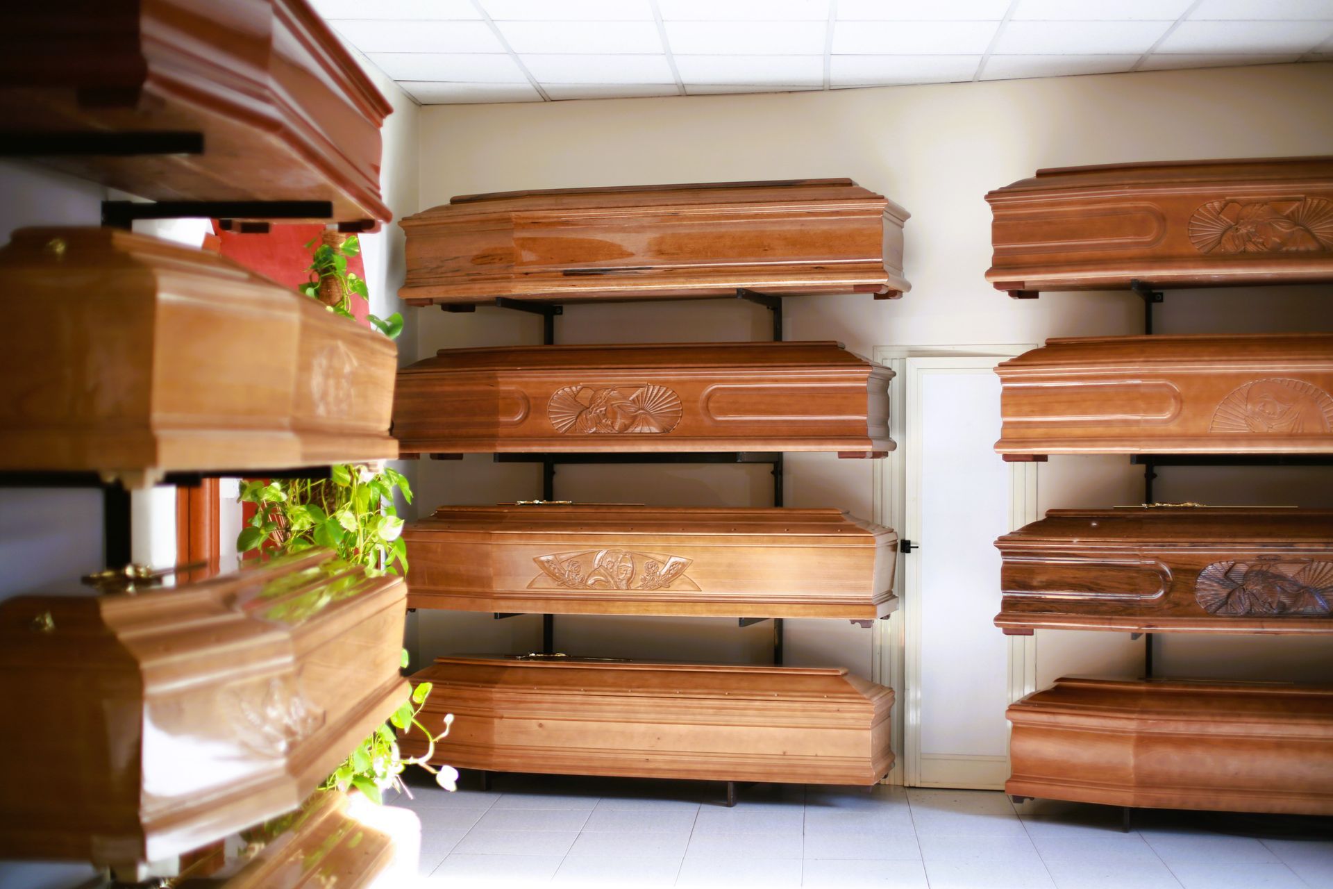 una stanza piena di tante bare di legno