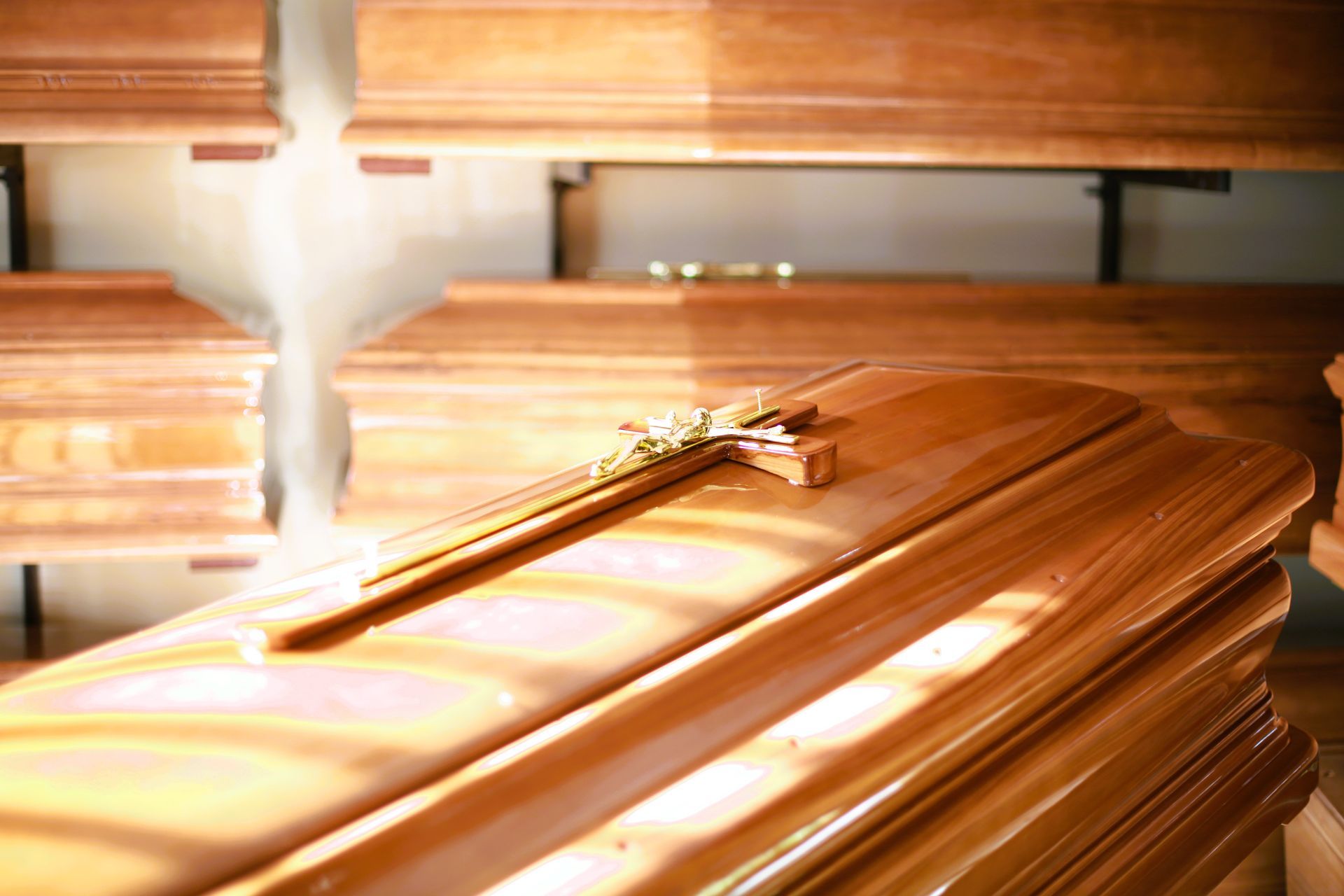 una bara di legno con sopra una croce in una chiesa.