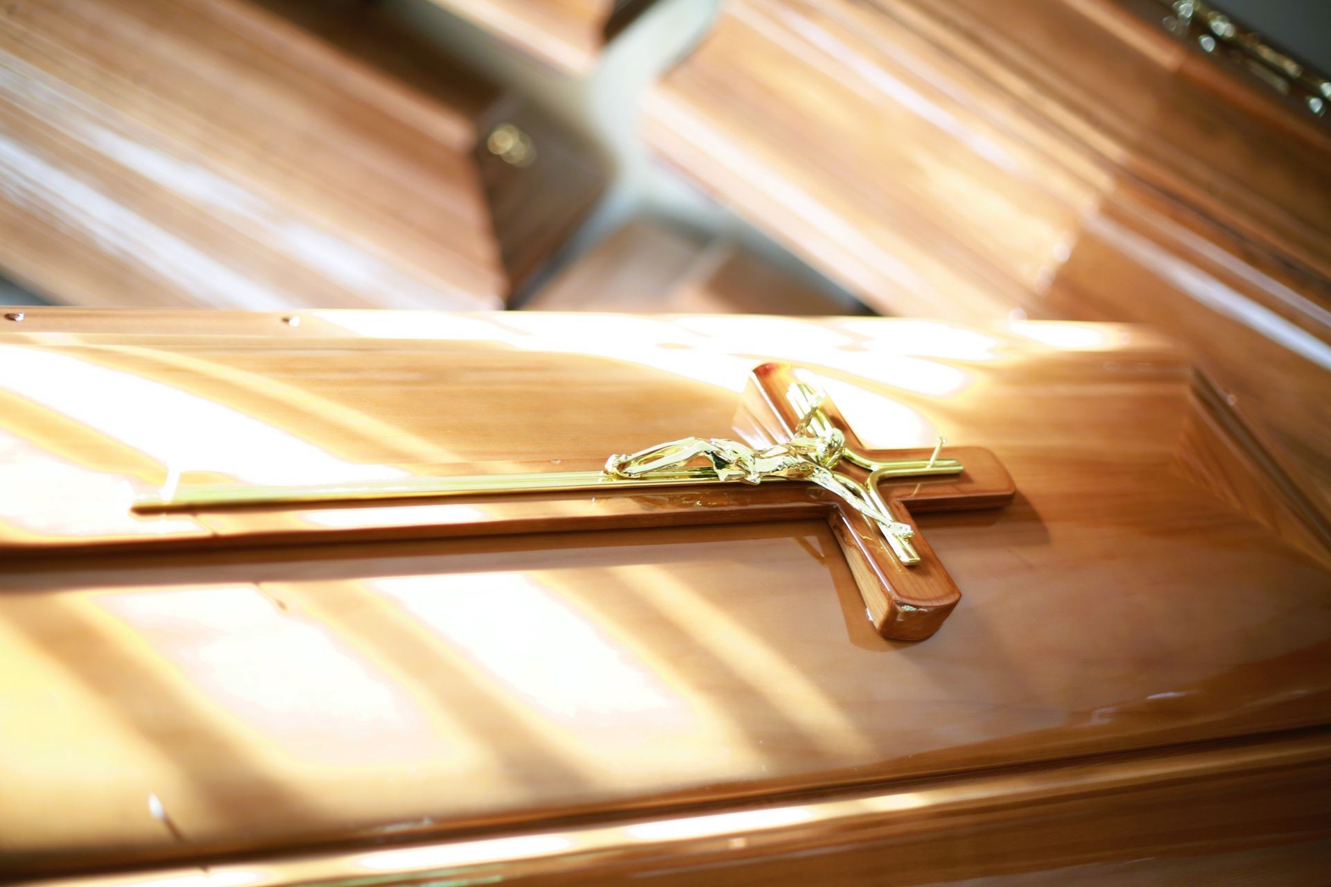 una bara di legno con sopra una croce.