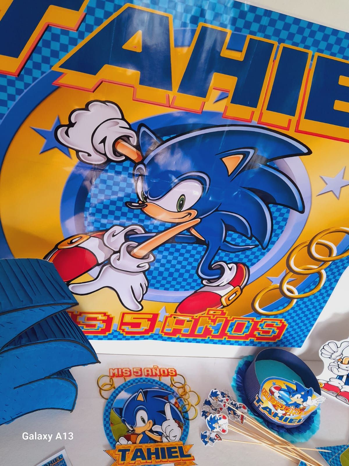 Decoración para fiesta de Sonic the Hedgehog. Presenta una paleta de colores azul y amarillo, con Sonic corriendo.