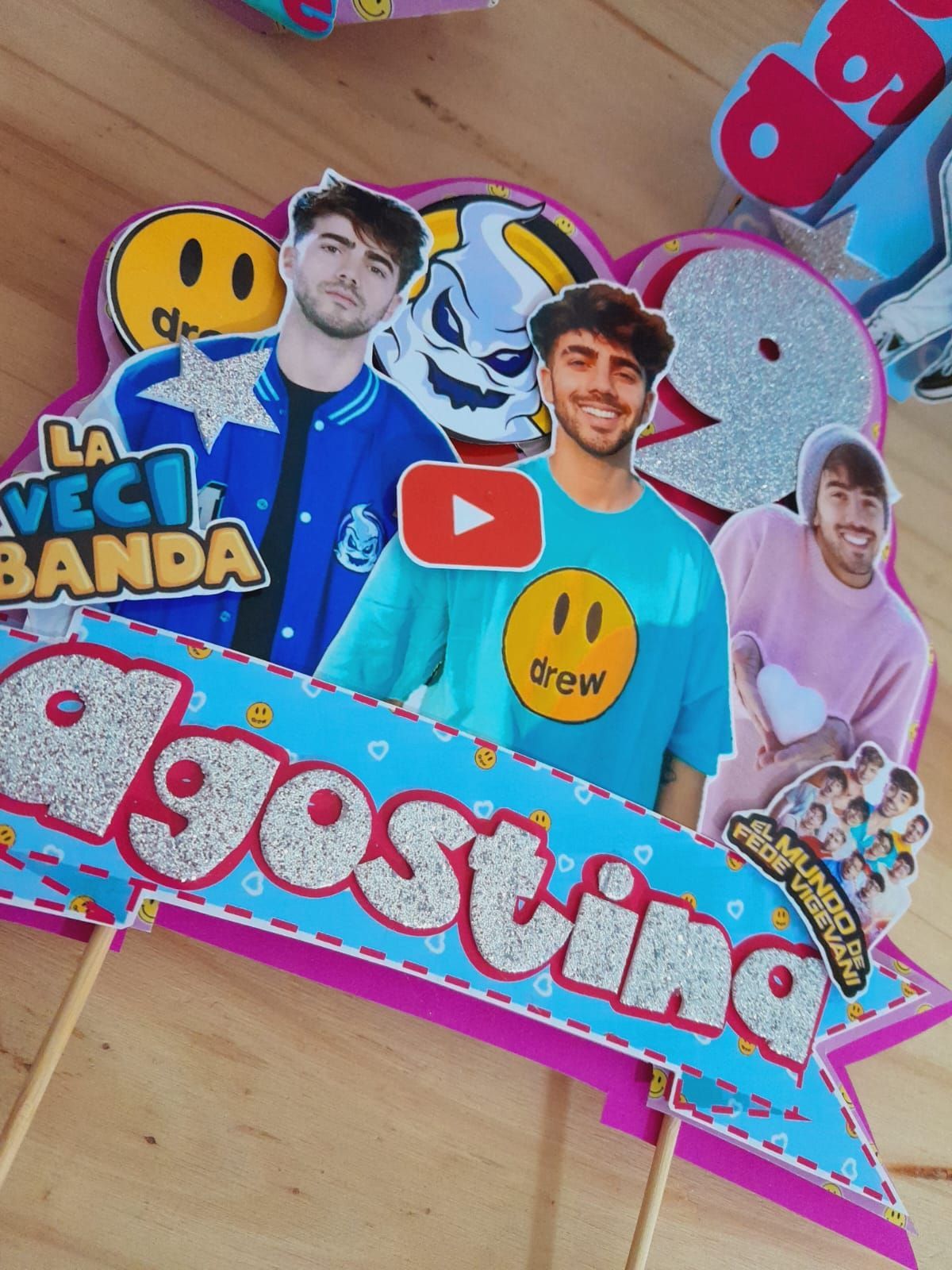 Un adorno para tarta de cumpleaños con el nombre de Agustina.