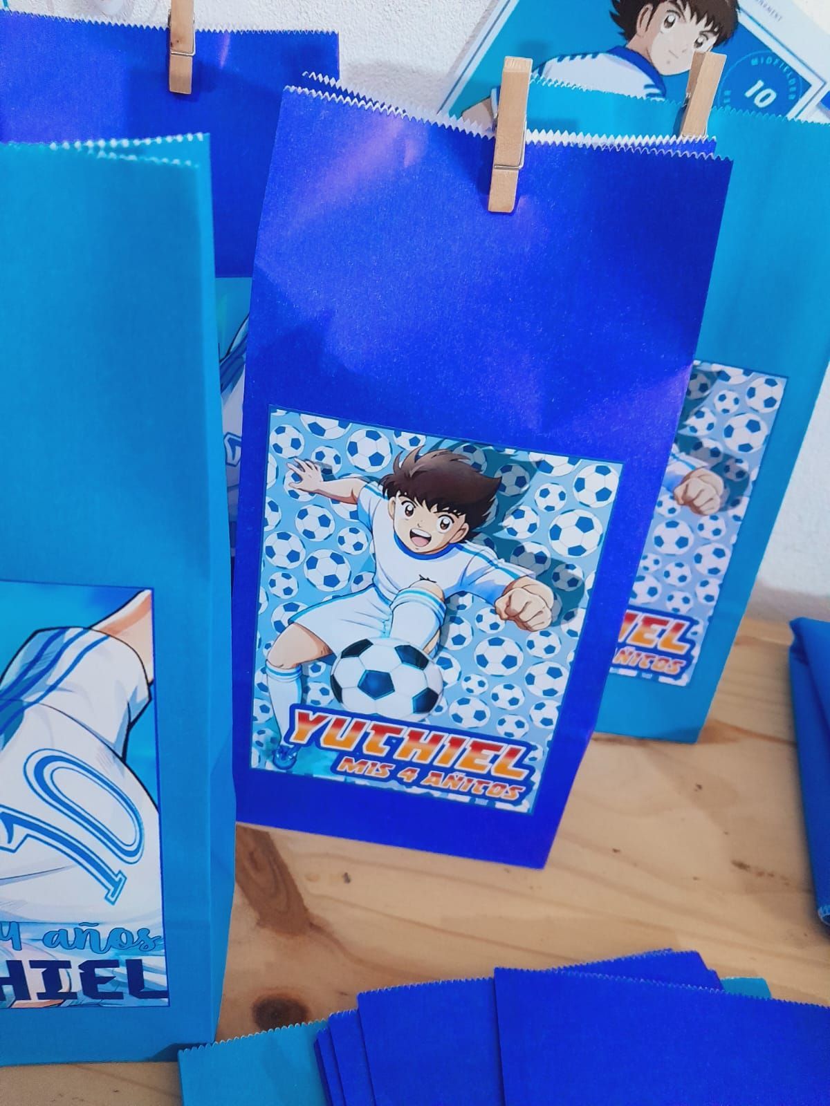 Una bolsa azul con la imagen de un jugador de fútbol.