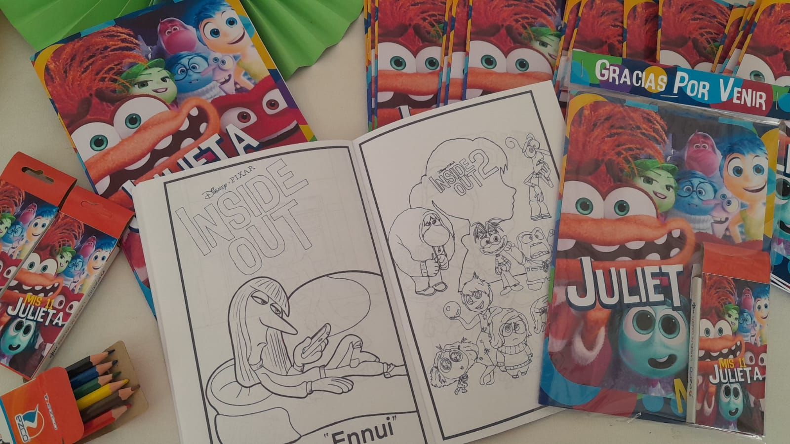 Un montón de libros para colorear están sobre una mesa.