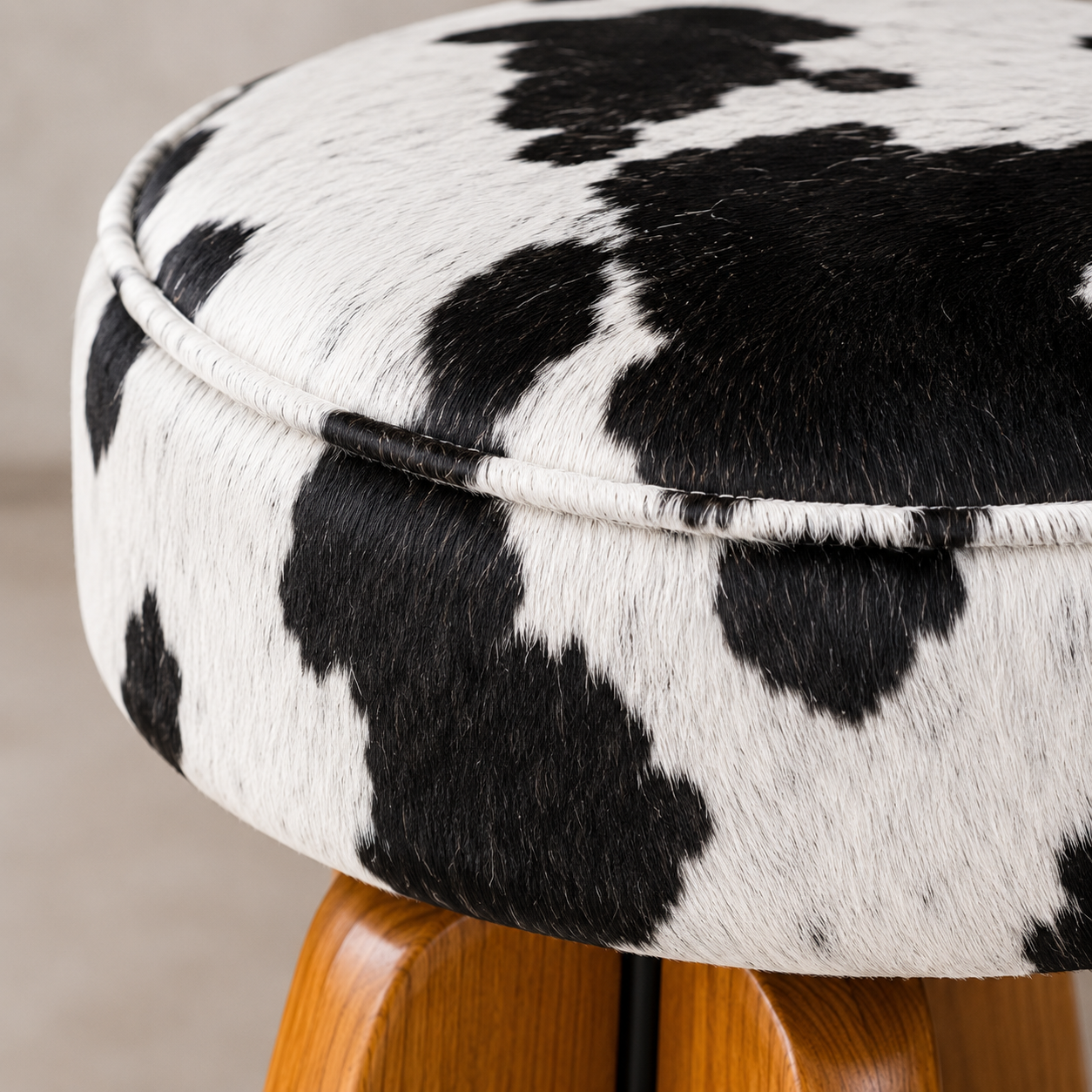 Banqueta Premium Couro Peludo Malhado Holandês