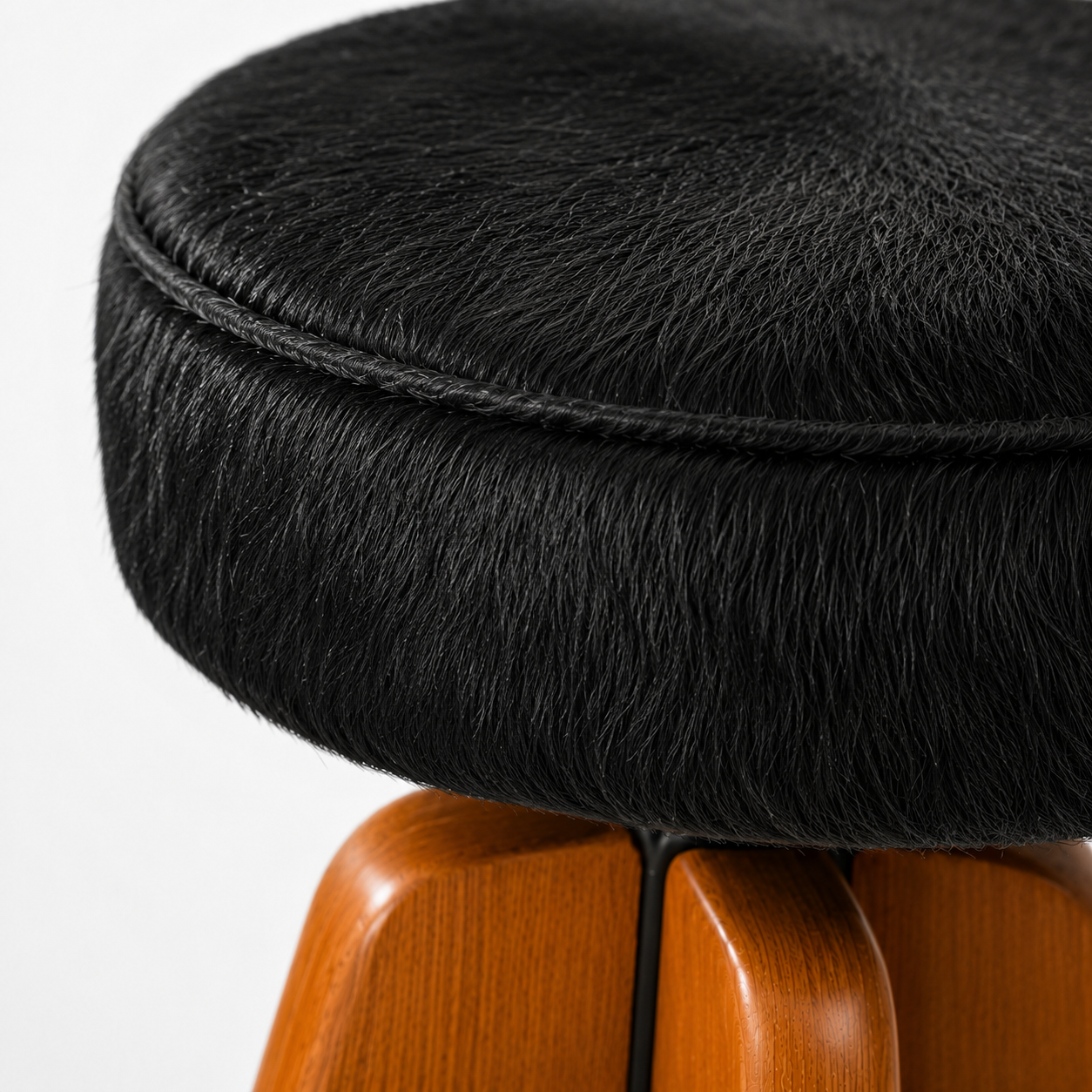 Banqueta Premium Couro Peludo Sólido
