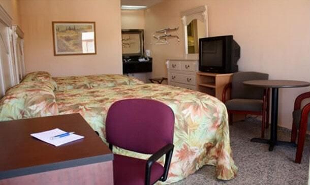 COUNTRY HILL HOTEL