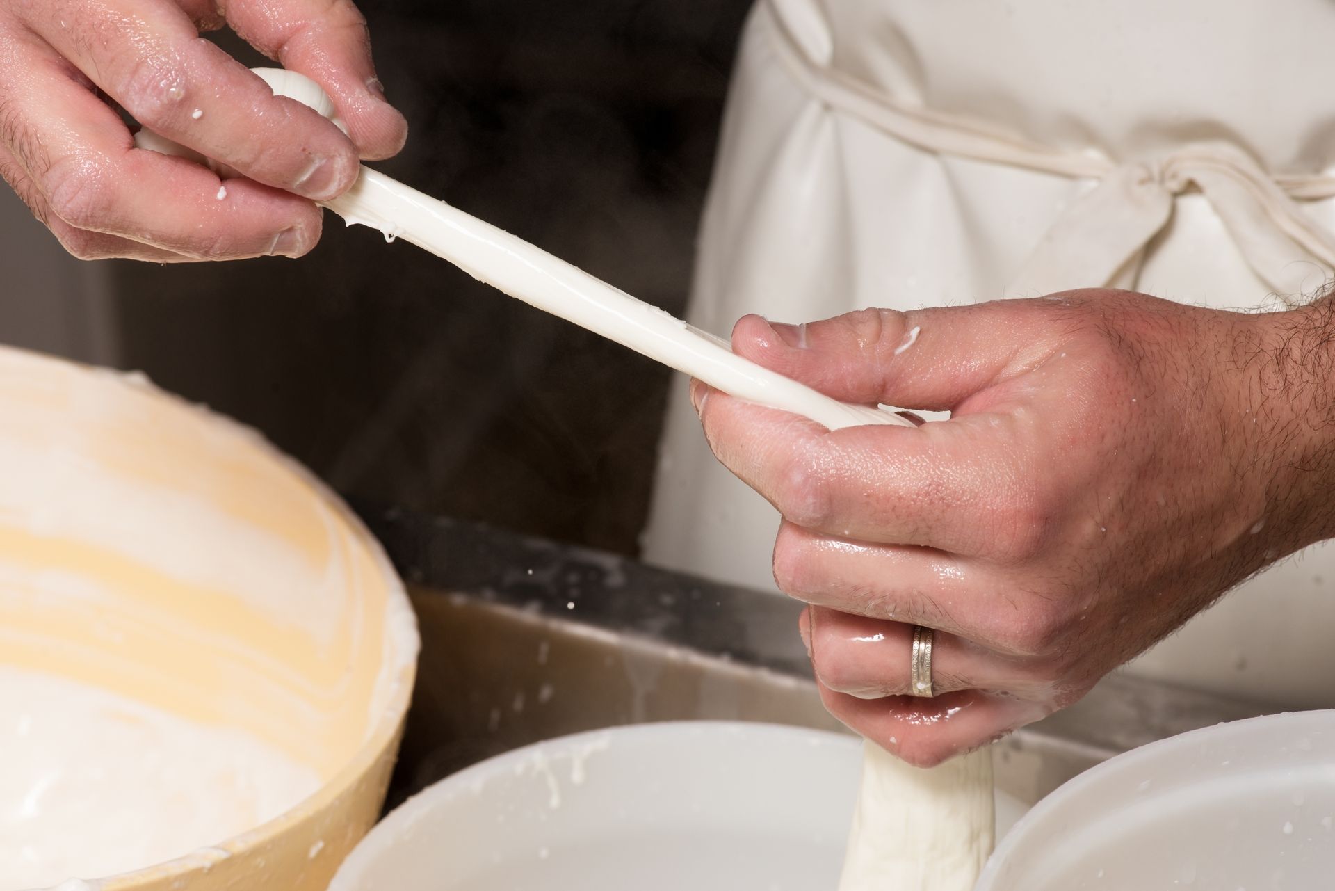 Una persona lavora un pezzo di formaggio