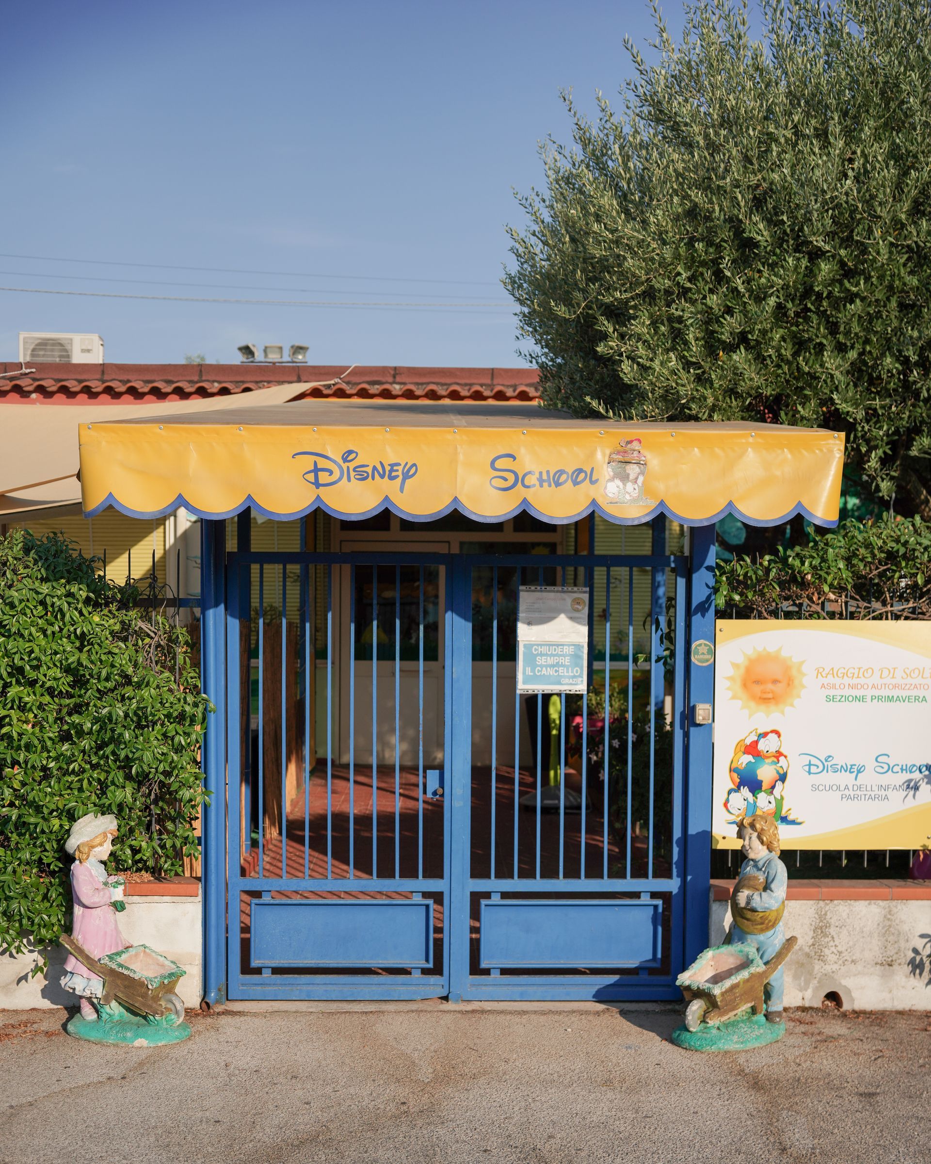 Un bambino sta giocando con dei giocattoli di legno su un tavolo.