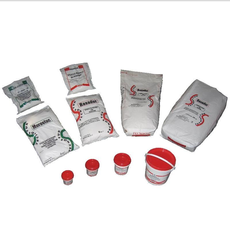 un gruppo di sacchetti di polvere e un secchio rosso 