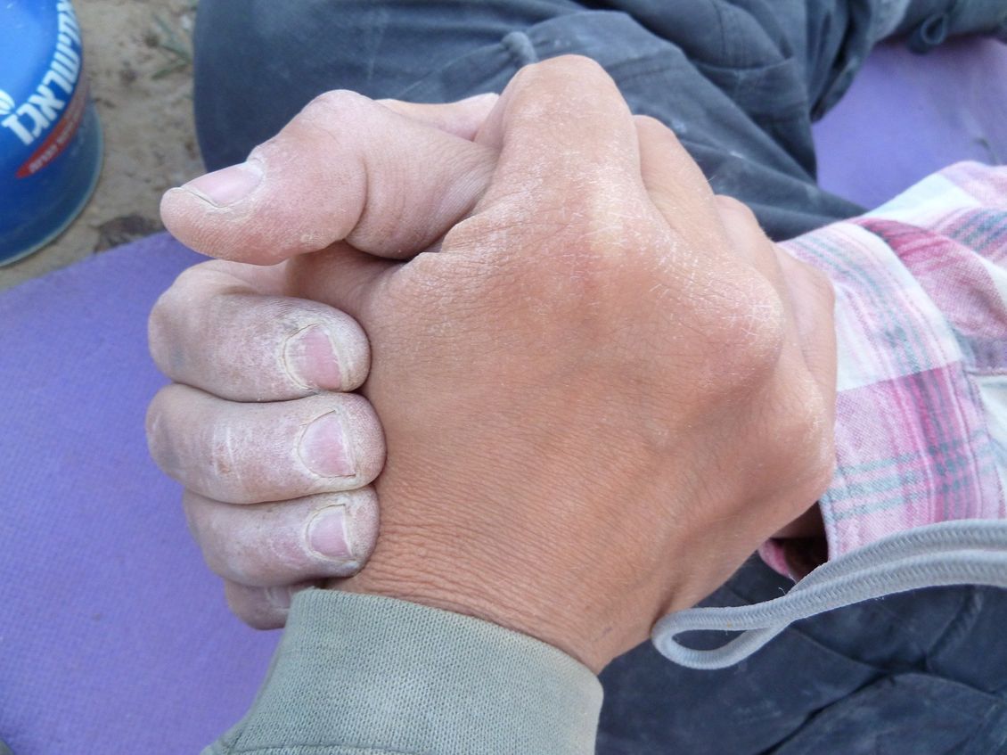 due persone si tengono per mano