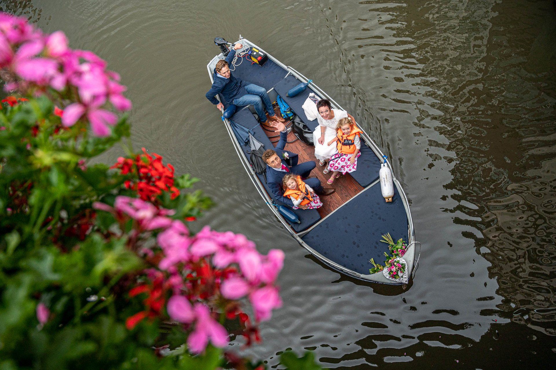 Een groep mensen zit in een boot op een rivier.