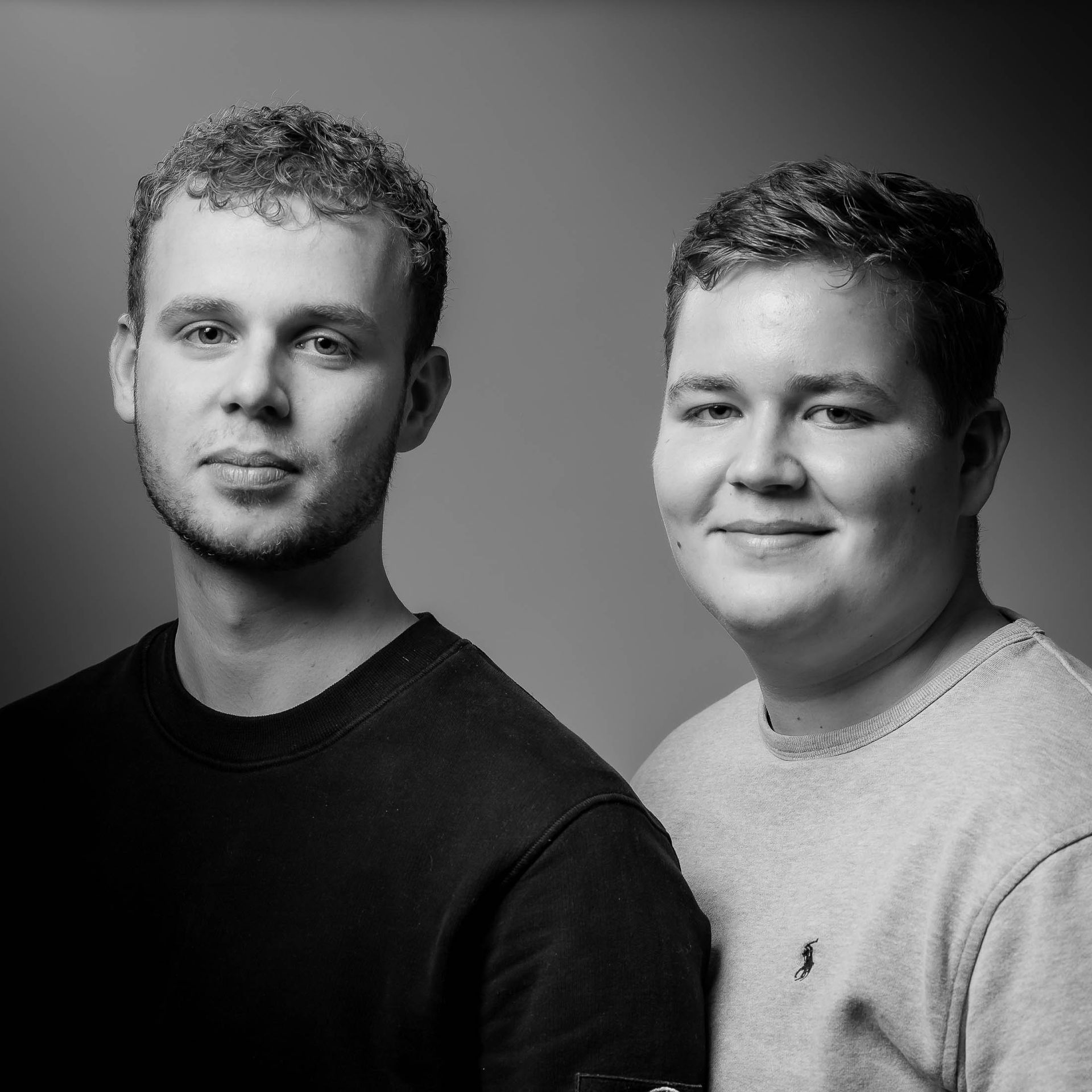 Op een zwart-witfoto staan twee mannen naast elkaar.