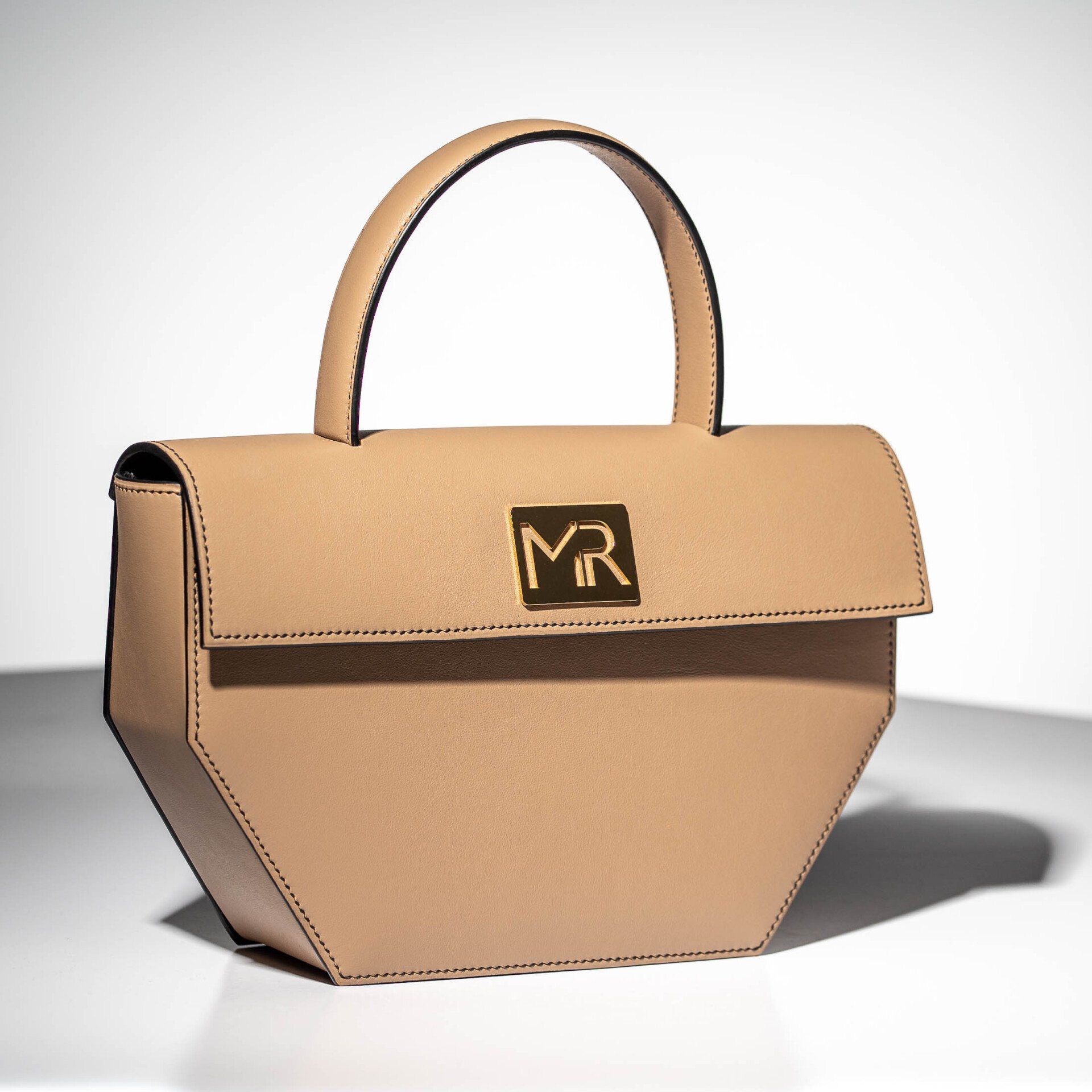 Een bruine tas met de letter mr erop