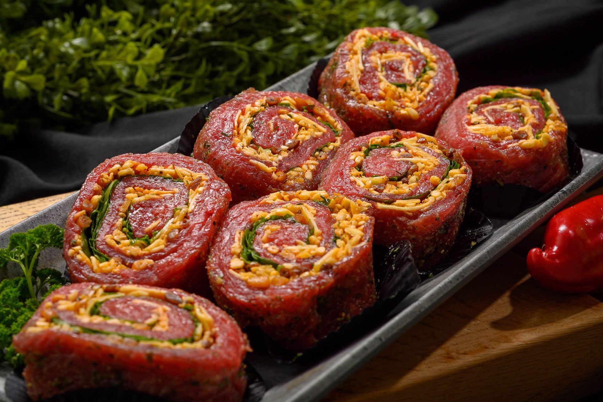 Een close-up van een bord met vleesbroodjes op een tafel.