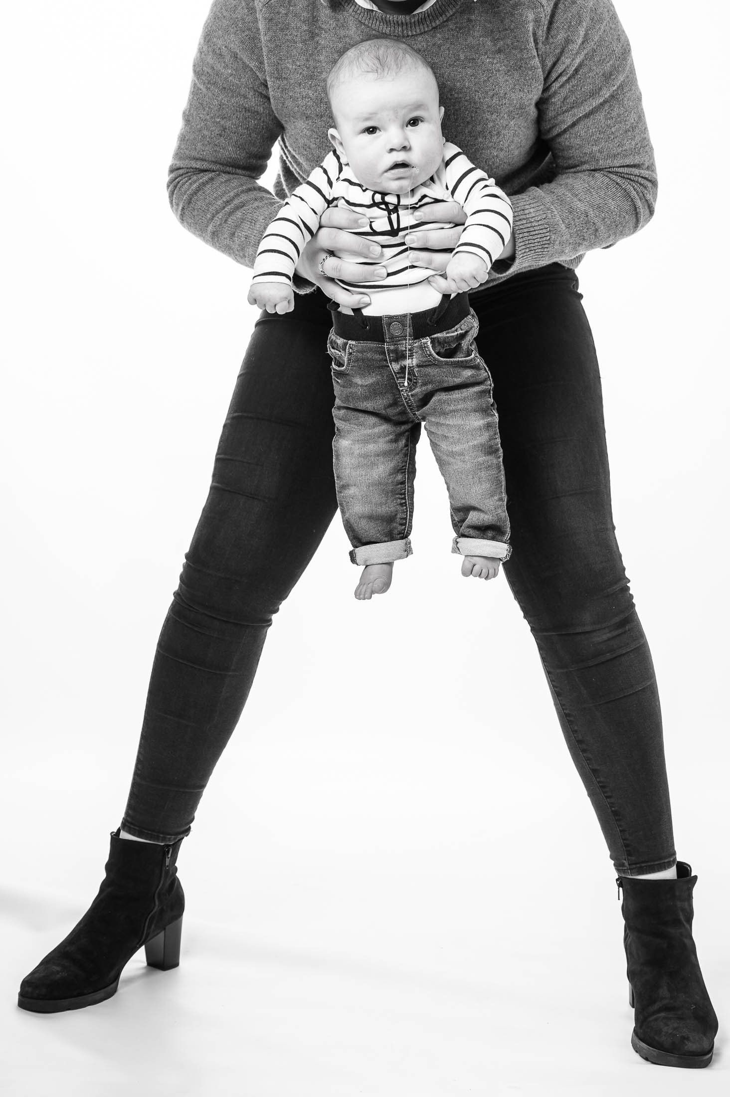 Op een zwart-witfoto houdt een vrouw een baby in haar armen.