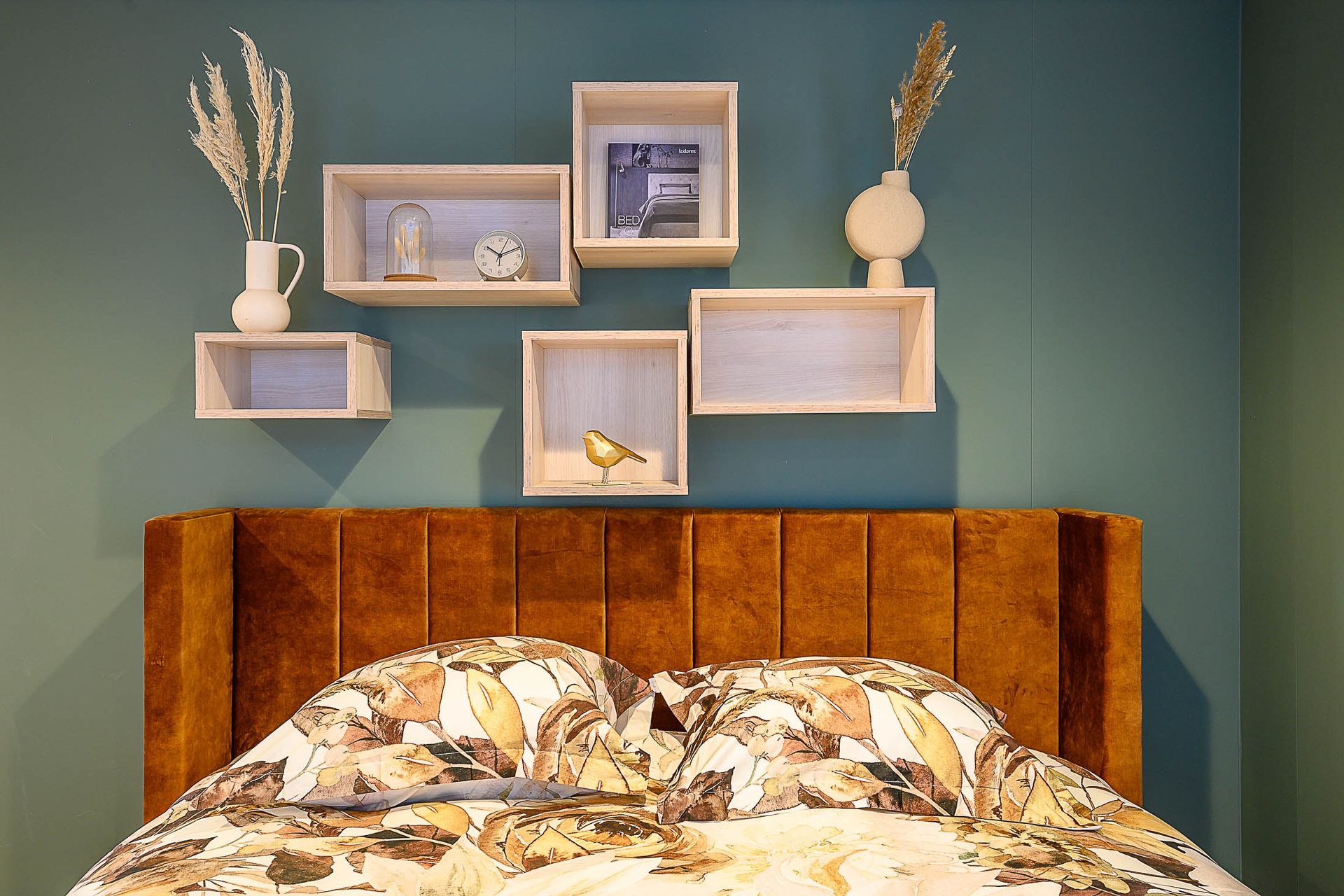 Een slaapkamer met een bed en planken erboven