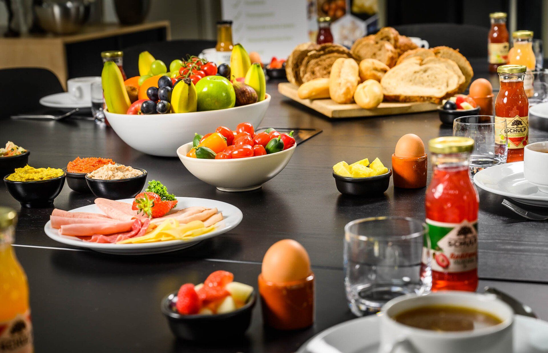 Een tafel met borden vol eten en een kop koffie.