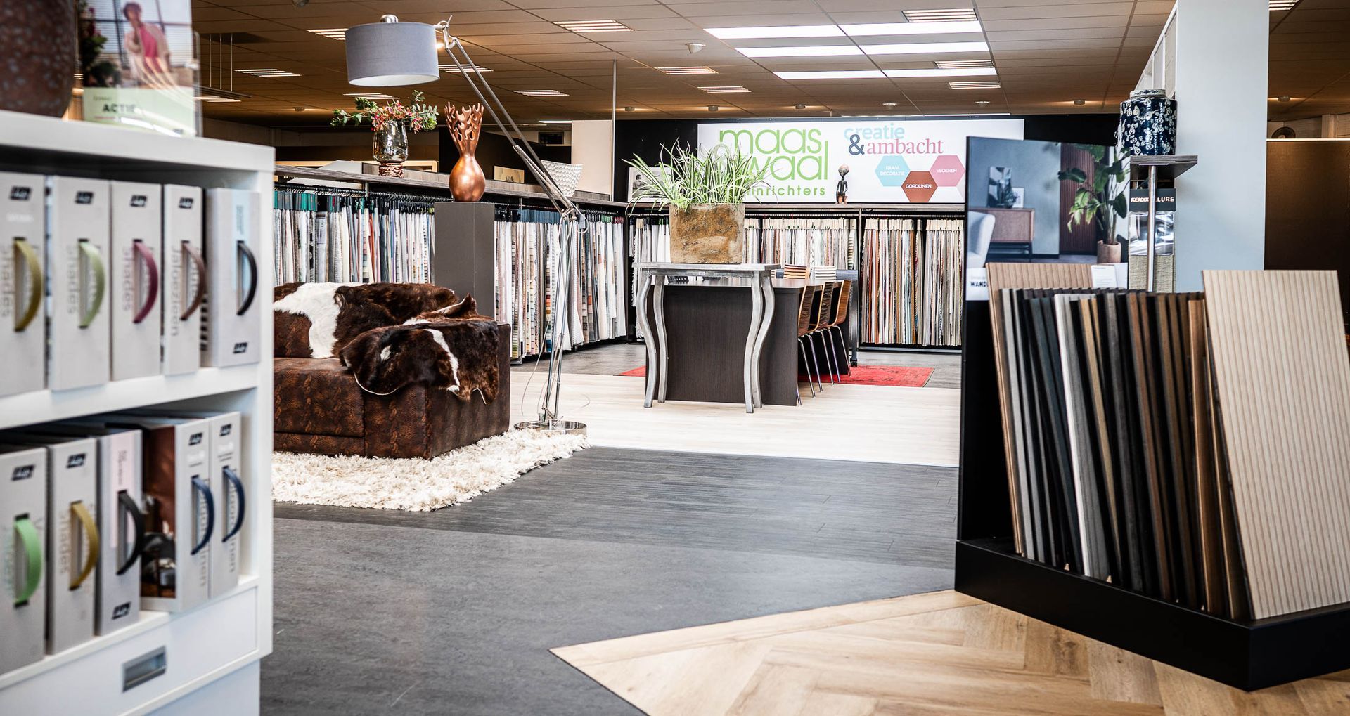 Interieurwinkel met stofstalen en woonaccessoires.