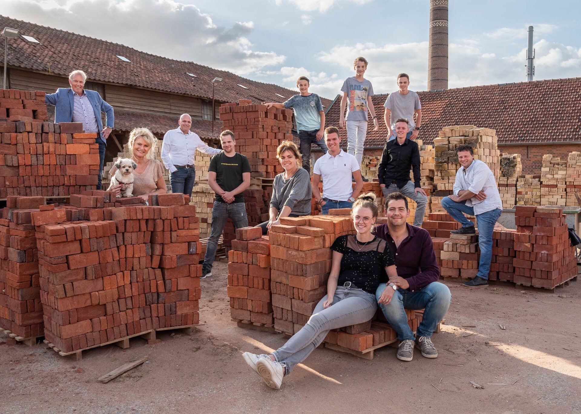 Een groep mensen poseert voor een foto voor een stapel stenen.