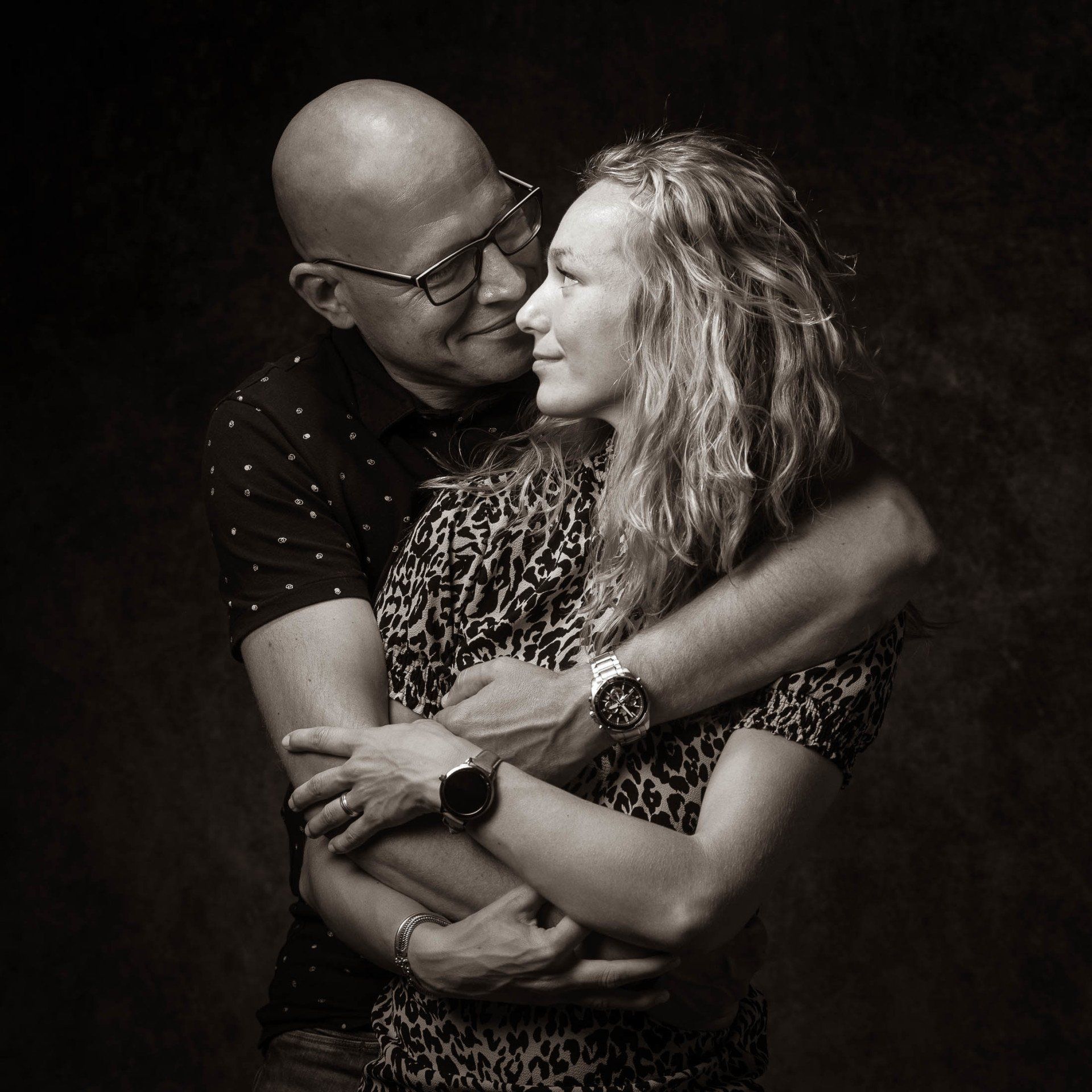 Op een zwart-witfoto omhelzen een man en een vrouw elkaar.