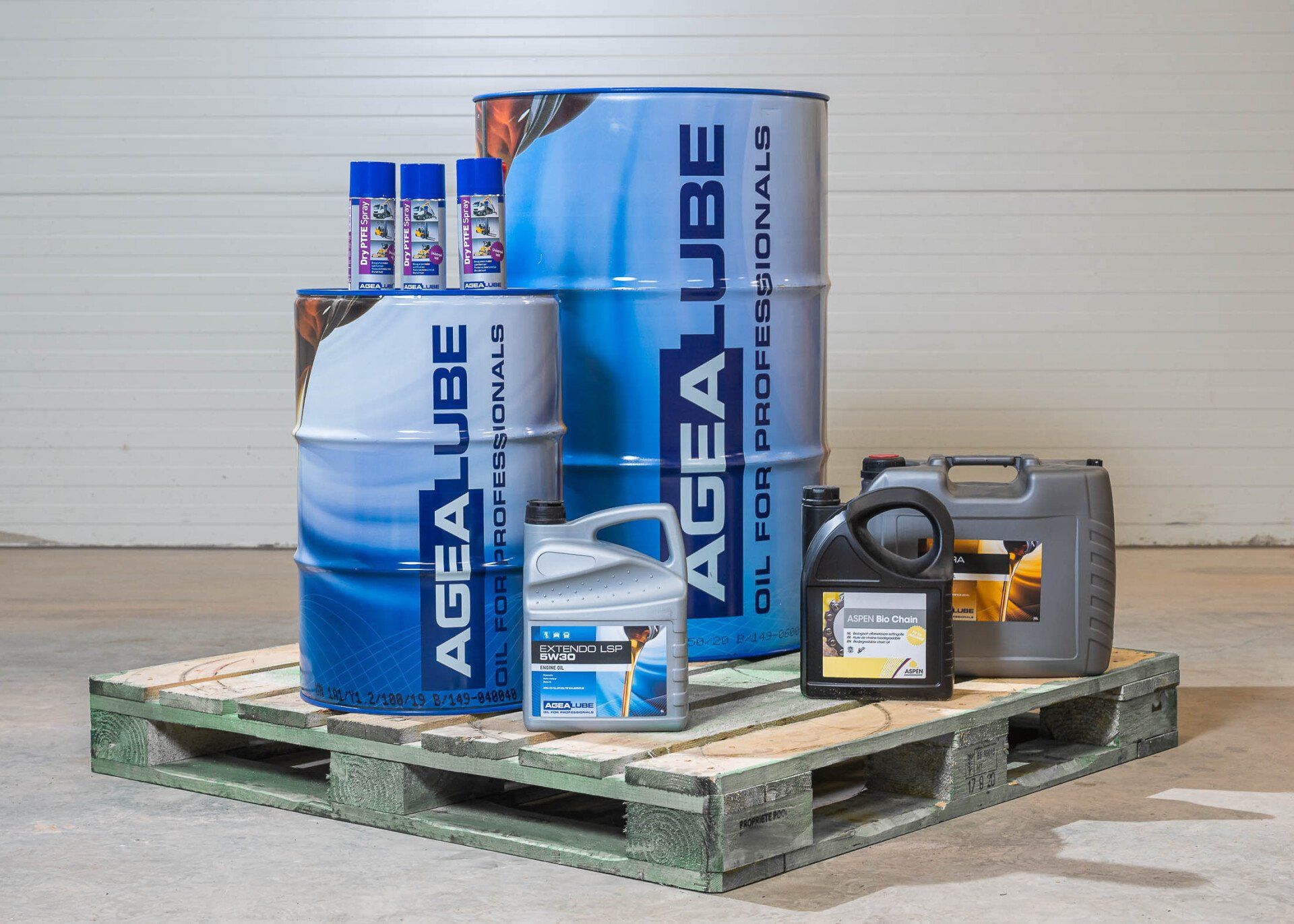 Meerdere vaten Agea smeerolie staan op een houten pallet