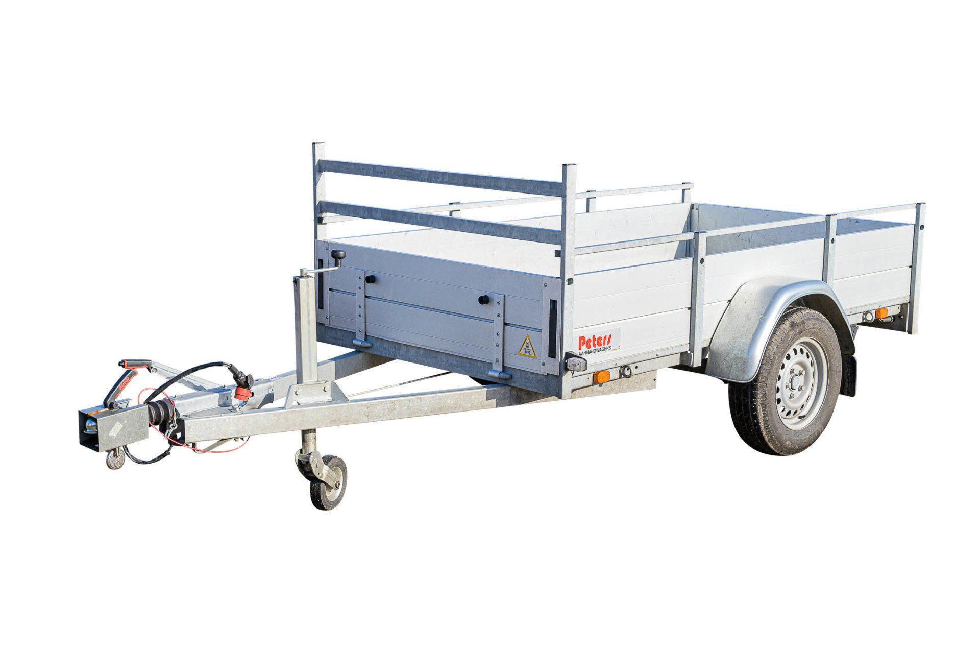 Een kleine aanhangwagen met een blauwe doos op de achterkant staat op een witte achtergrond.