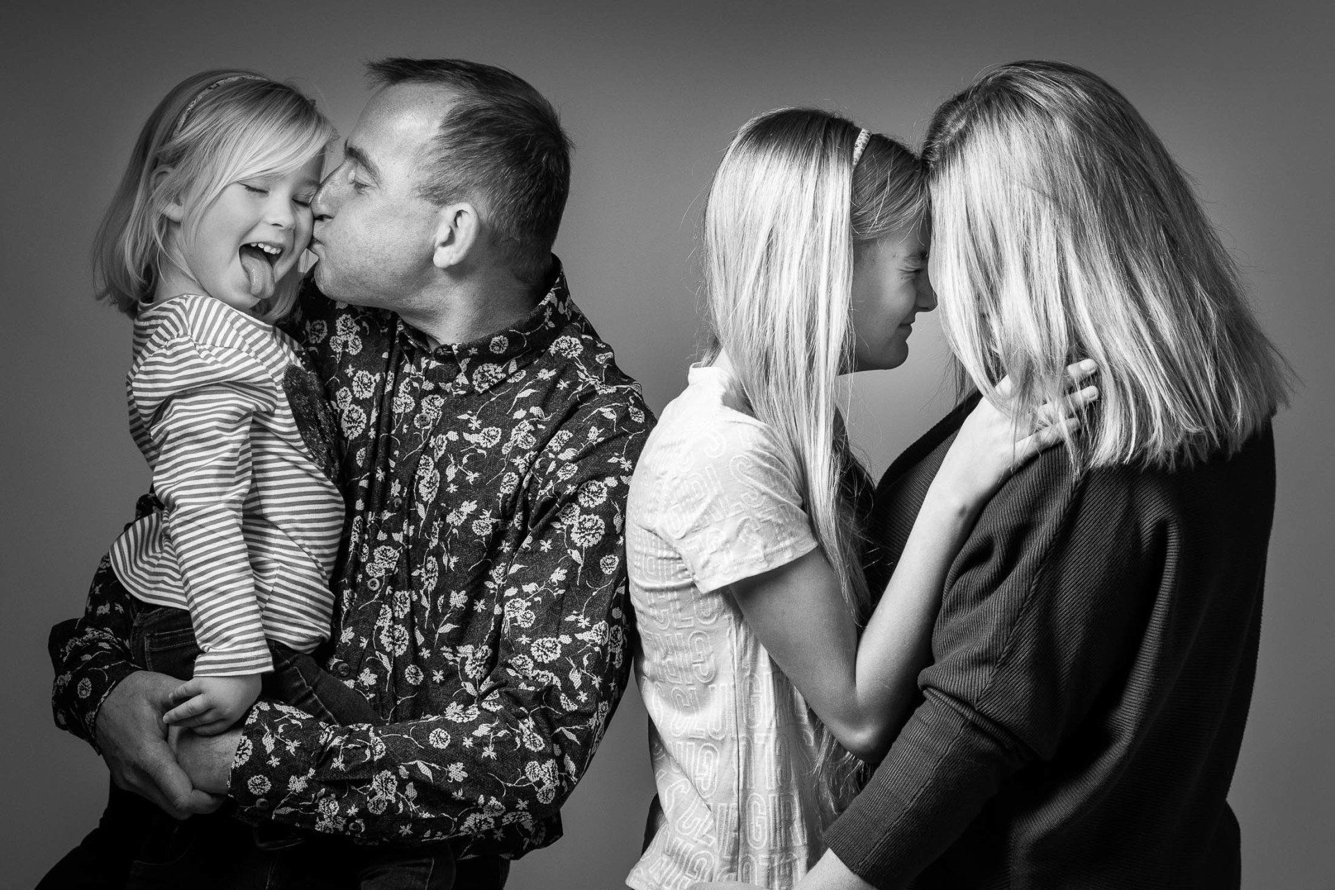 Een zwart-witfoto van een gezin dat poseert voor een foto.