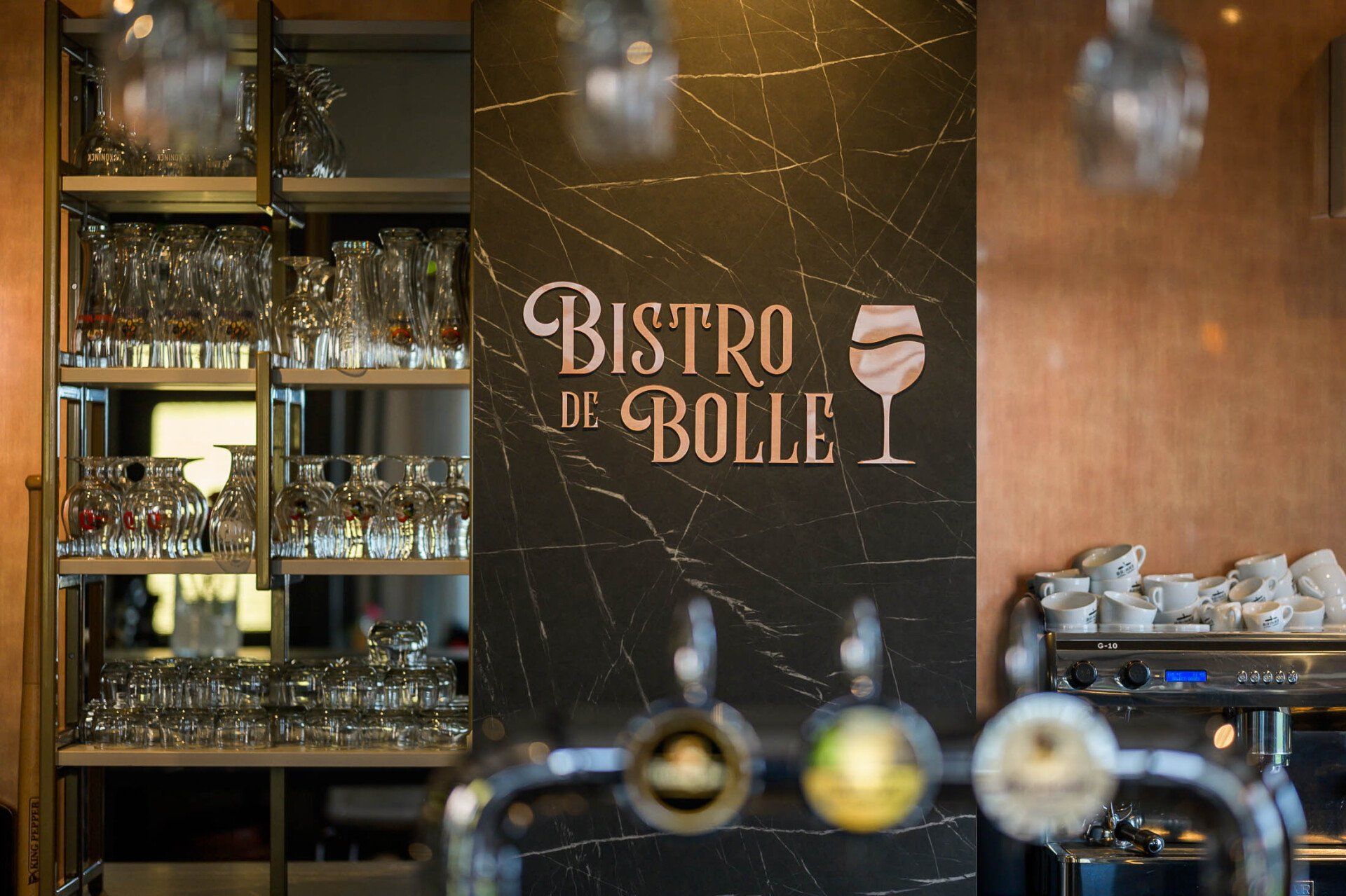 Een bar met een bord waarop staat bistro de bolle