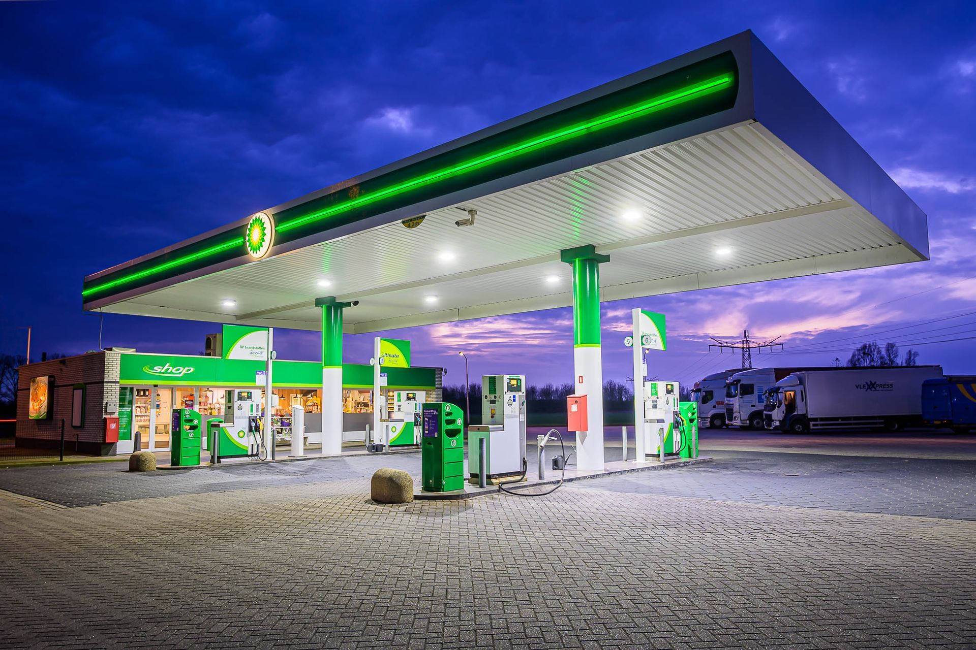 Een bp tankstation is 's nachts verlicht.