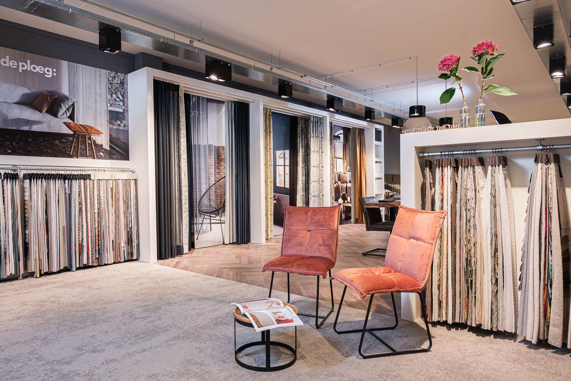 Er staan twee stoelen en een tafel in de kamer.