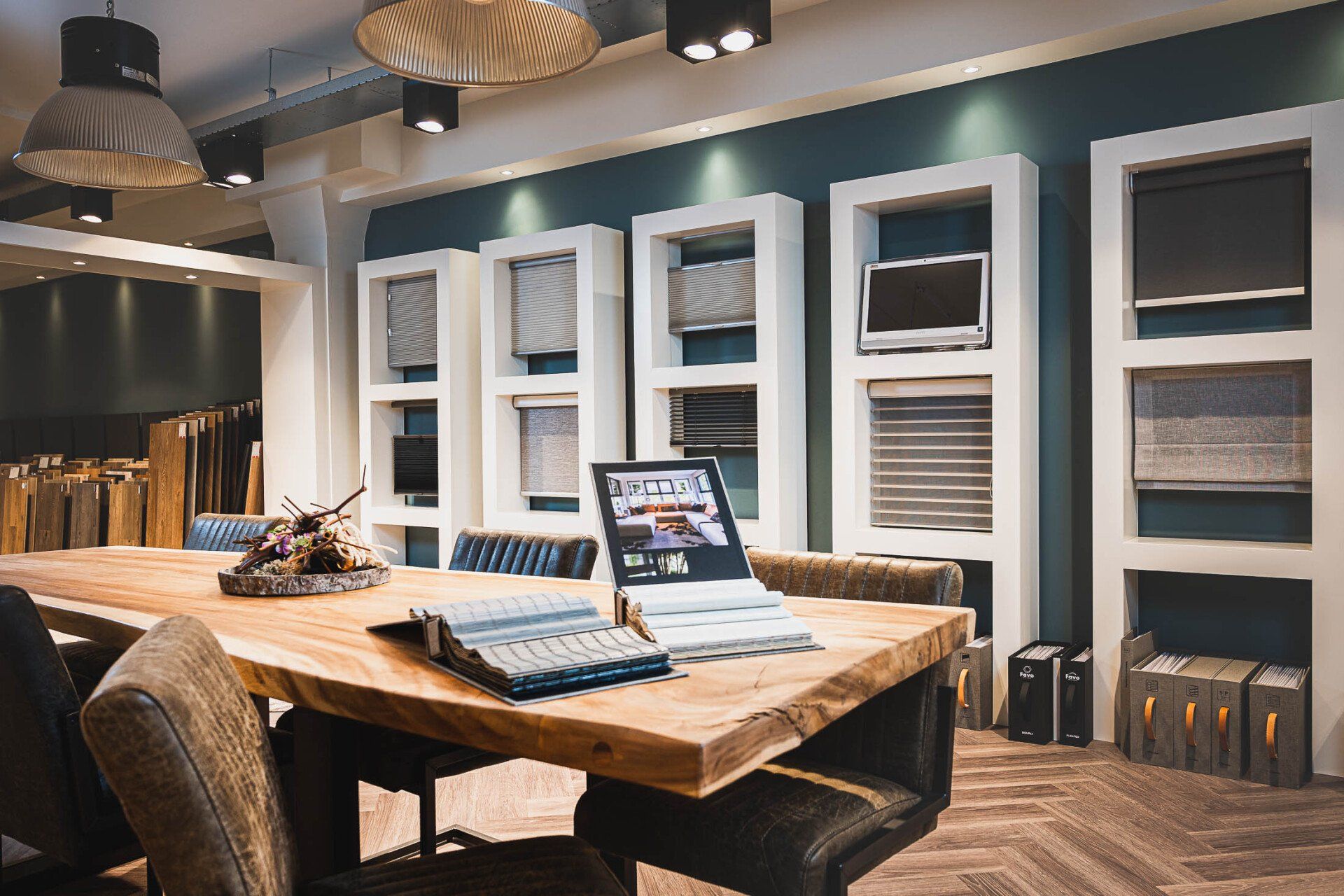 Een houten tafel met daarop een laptop in een kamer.