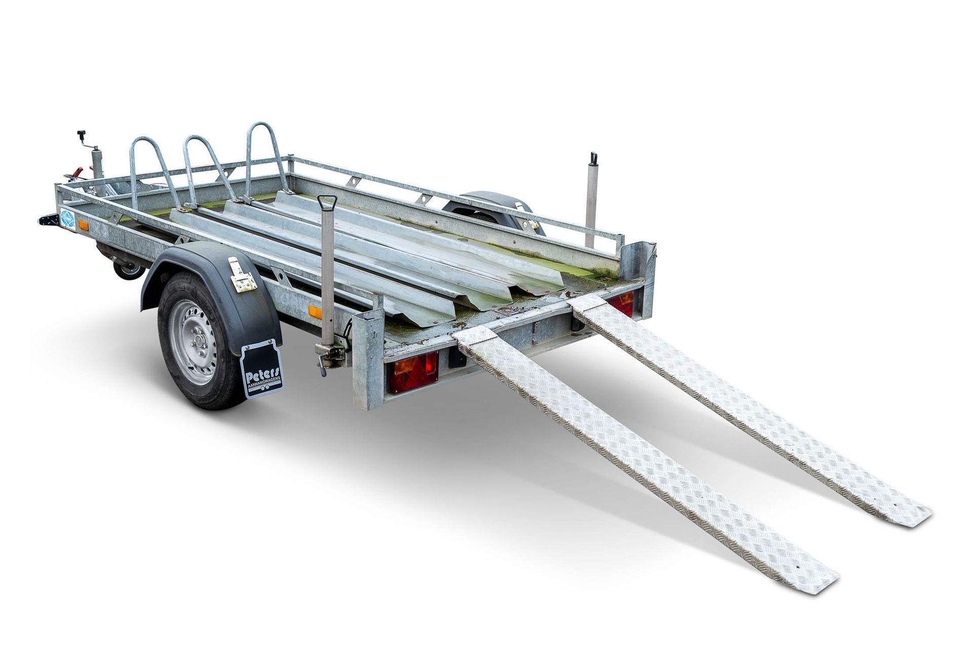 Een motoraanhangwagen met daaraan bevestigde oprijplaten op een witte achtergrond.