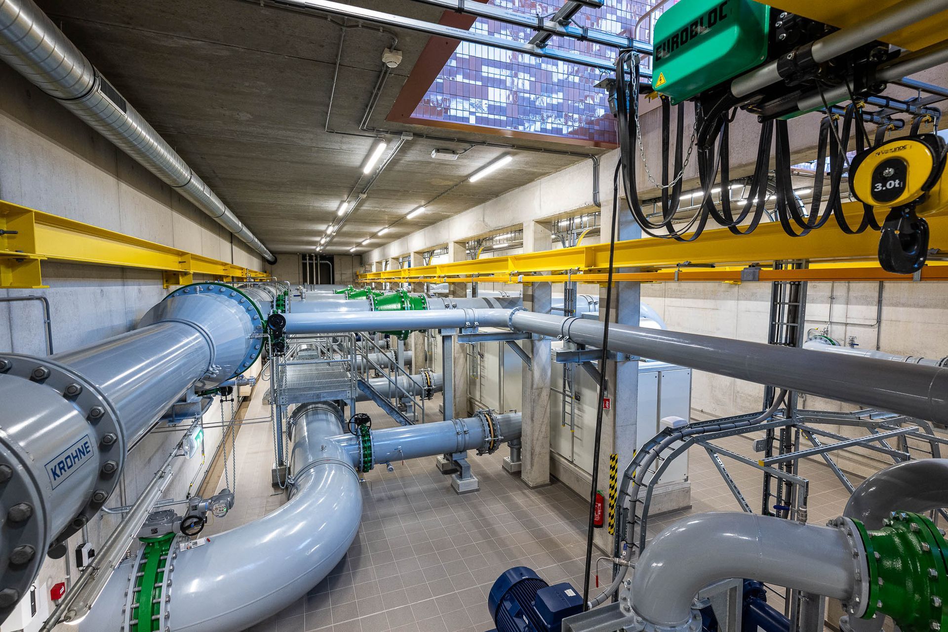 Een vrouw in een rood shirt houdt een foto van zichzelf in haar handen.