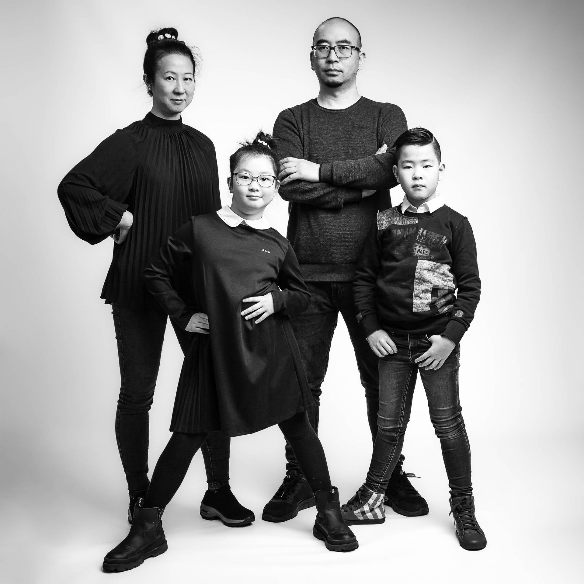 Een zwart-witfoto van een gezin dat poseert voor een foto.