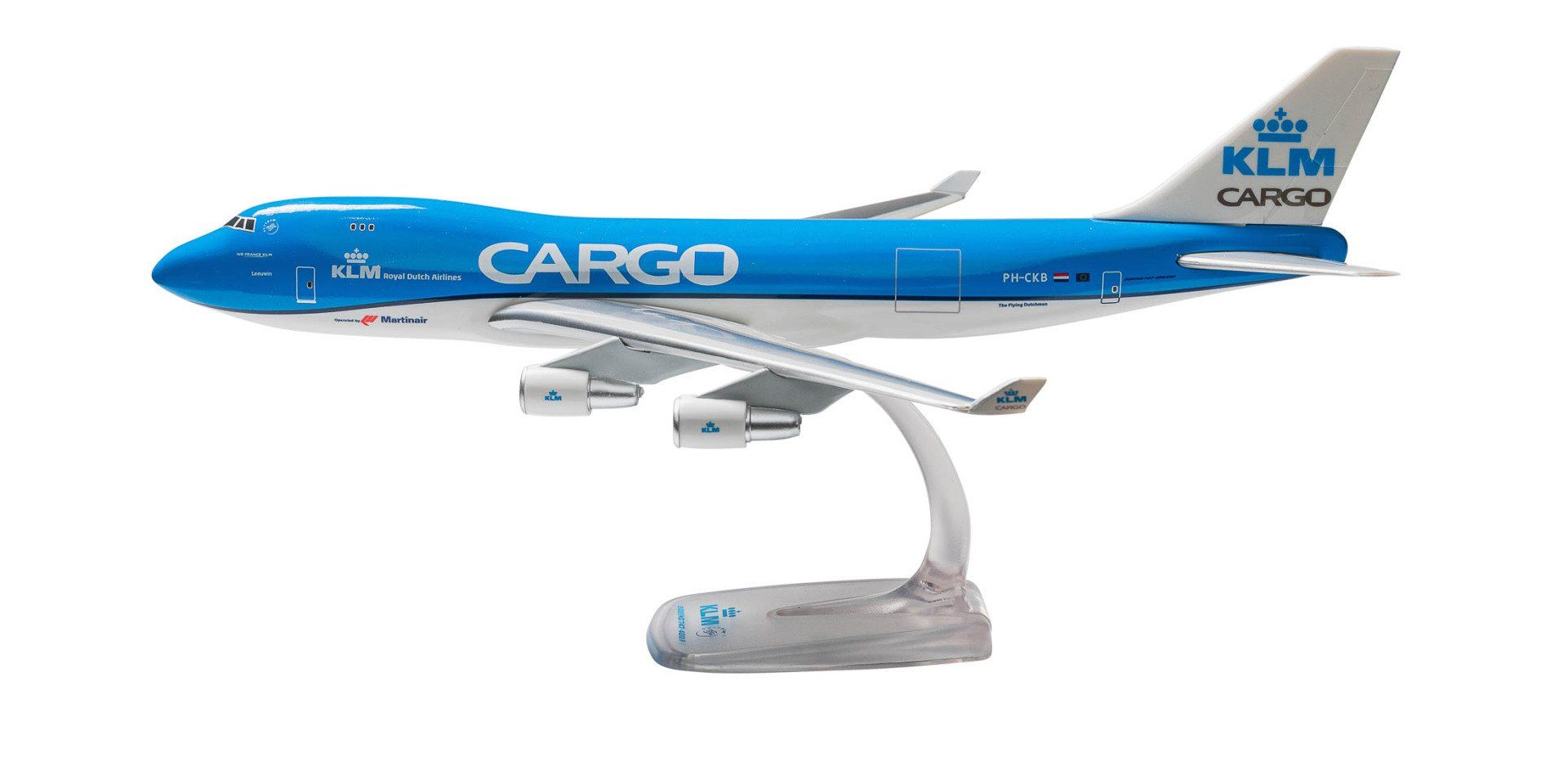 Een blauw en wit modelvliegtuig met het woord 'cargo' erop.