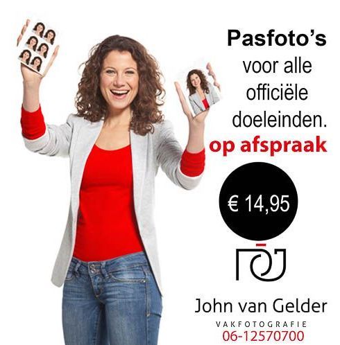 Een vrouw in een rood shirt houdt een foto van zichzelf in haar handen.