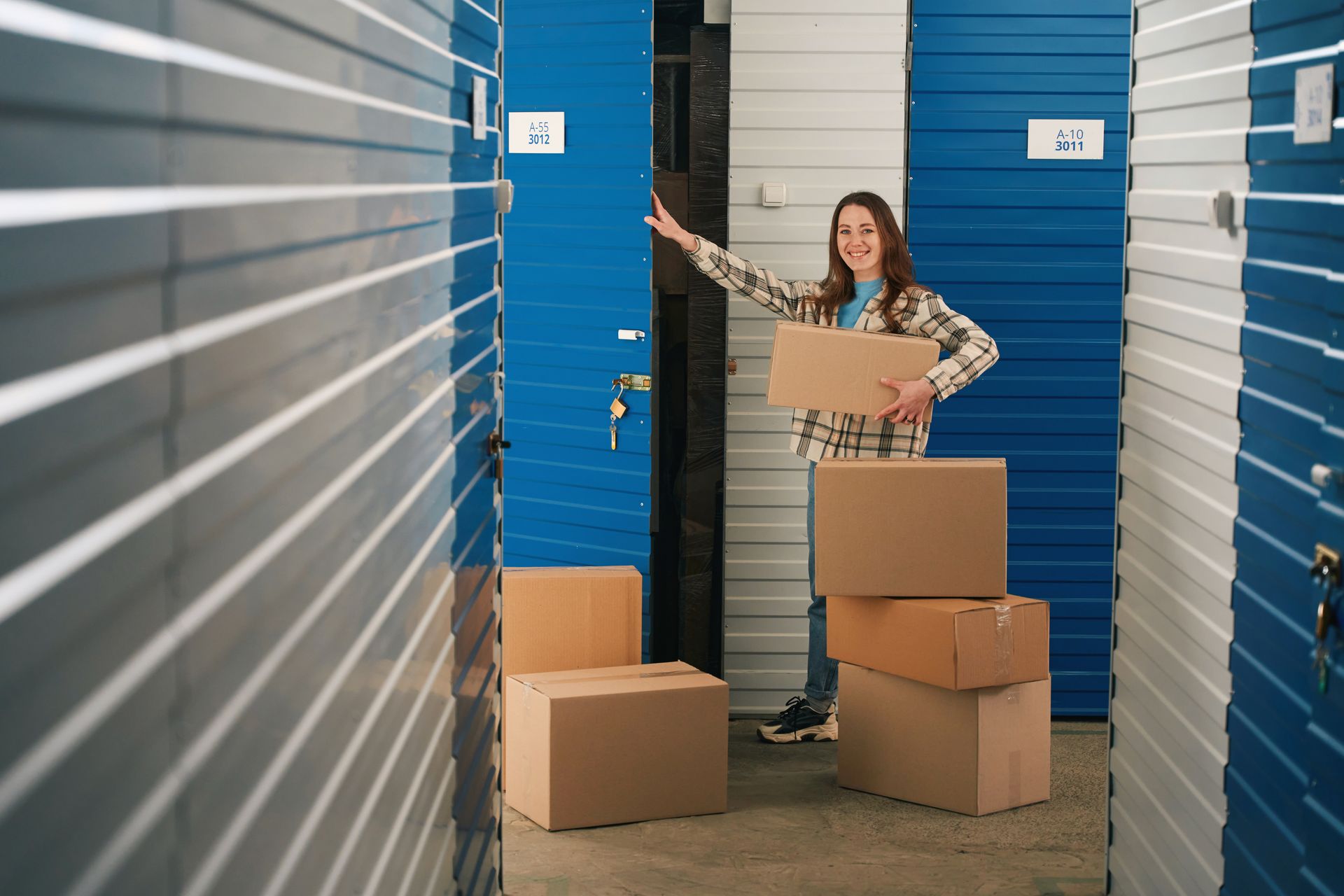 Benefits of choosing a local storage facility with customer using storage unit