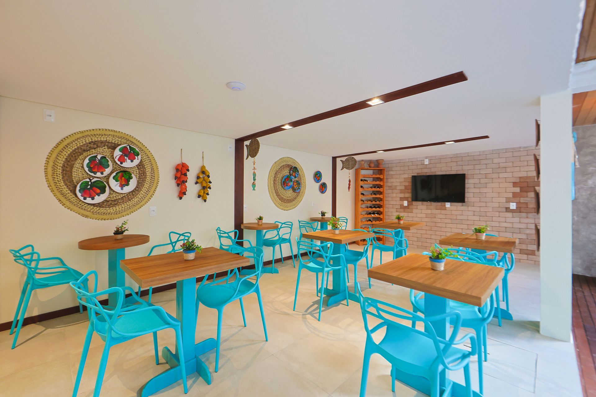 Há muitas mesas e cadeiras nesta sala.